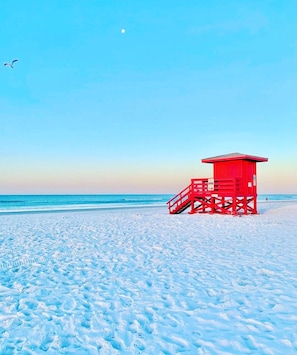 A red lifeguard tower on a snowy beach with clear skies. - Sea Club 2 - Relaxing Siesta Beach Key Condo Rental - Mermaids Rest (Sarasota)