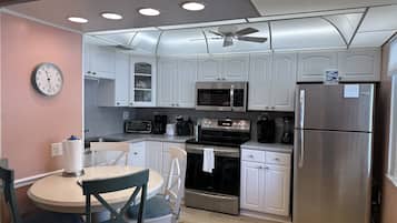 Een koelkast, een magnetron, een oven, een kookplaat