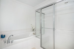 Ensemble douche/baignoire, sĂšche-cheveux, serviettes fournies