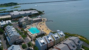 Un resort con piscina, playa y vistas al agua.