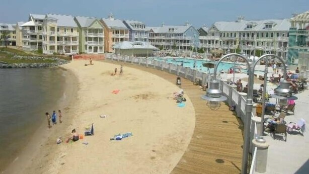 Un hotel frente a la playa con piscina, acceso directo a la playa y vista al océano.