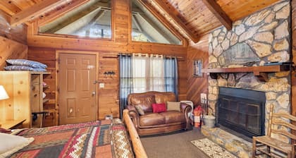 Bear Paw Cottage #4 Queen Log Bed: Peaceful ; Pet Friendly; Close to Helen!