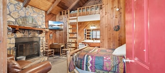 Bear Paw Cottage #4 Queen Log Bed:  Peaceful ; Pet Friendly; Close to Helen!