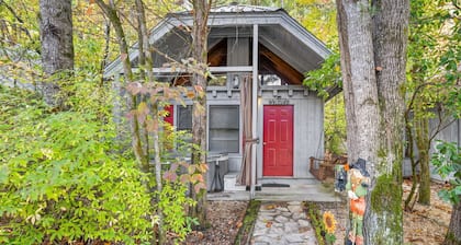 Bear Paw Cottage #4 Queen Log Bed: Peaceful ; Pet Friendly; Close to Helen!