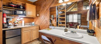 Bear Paw Cottage #4 Queen Log Bed:  Peaceful ; Pet Friendly; Close to Helen!