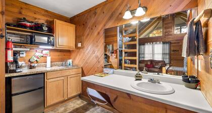 Bear Paw Cottage #4 Queen Log Bed:  Peaceful ; Pet Friendly; Close to Helen!