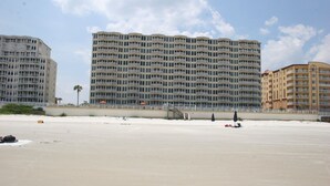 Una playa con rascacielos al fondo.