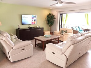 Een smart-tv, een muziekbibliotheek, een filmbibliotheek en een stereo