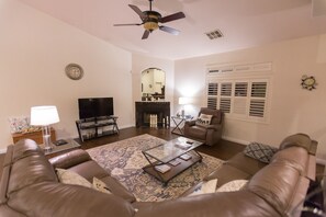 Téléviseur connecté, livres, chaîne audio