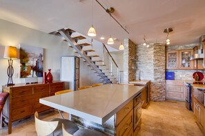 Fridge, microwave, stovetop, dishwasher