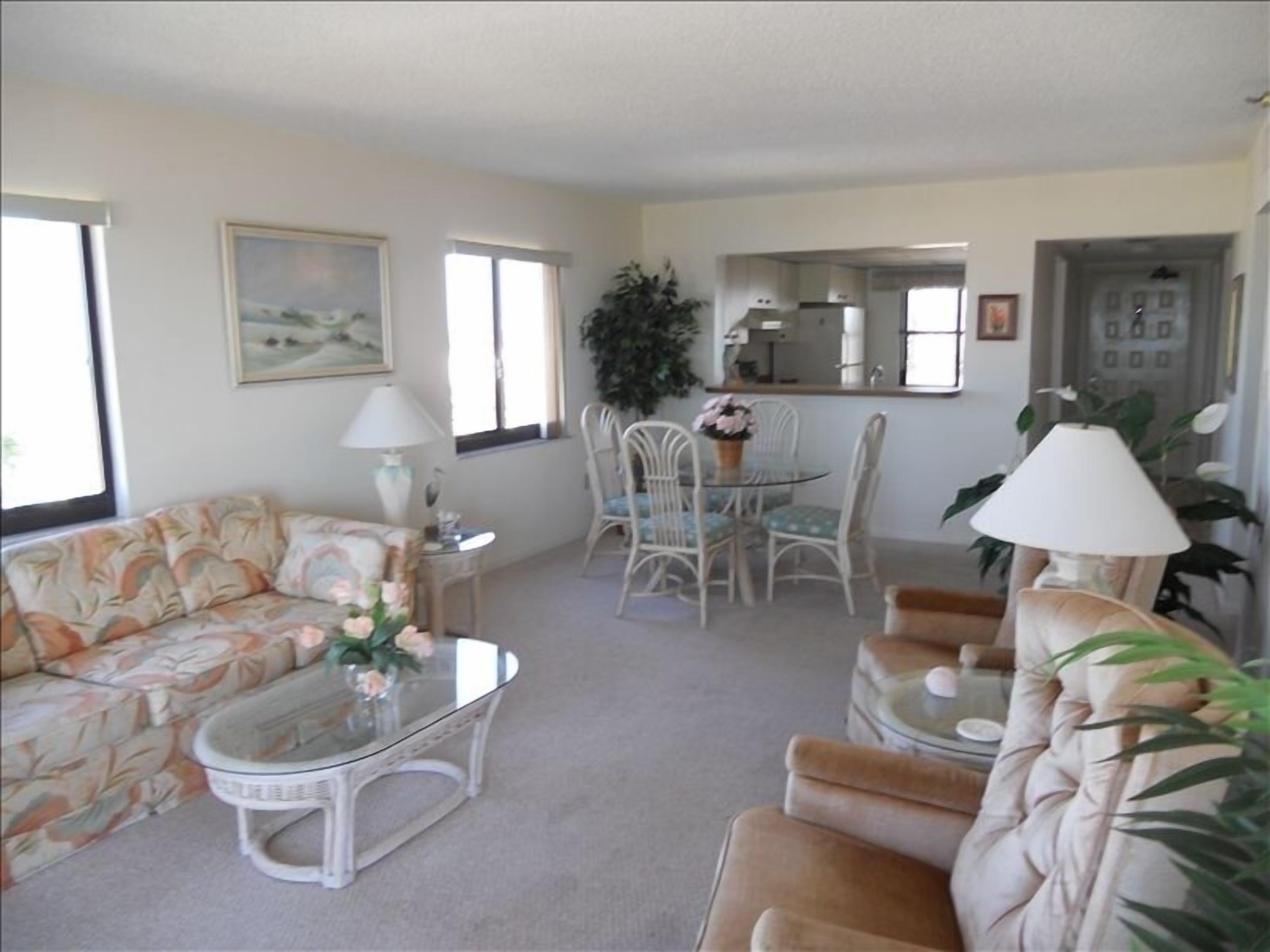 Beautiful 2 Bedroom End Unit Beach Front Condo - Affordable!