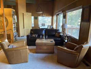 Smart-TV, peis, DVD-spiller og bøker