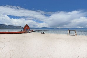 Beach nearby, sun loungers, beach towels - Snow!  Select dates still open! Driveway snow plow included! Dog ok! Fast WiFi! (Homewood)