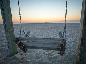På stranden