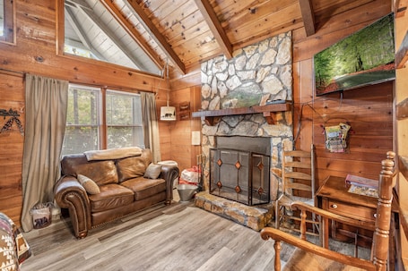 Smart TV, fireplace, DVD player. Bear Paw Cottage #1
Pet friendly only 4 miles from Beautiful Downtown Helen!
