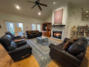 Smart TV, fireplace, DVD player, table tennis - Marshbreeze...on Tidal Creek with Marsh View (Darien)