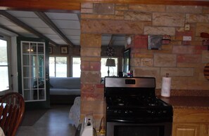 Kylskåp, mikrovågsugn, ugn och spishäll