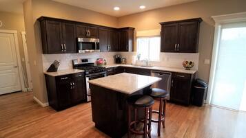 KylskÄp, mikrovÄgsugn, ugn och spishÀll