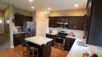 Jääkaappi, mikroaaltouuni, uuni, liesi