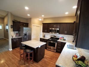 ثلاجة، ميكروويف، فرن، موقد طهي مسطح