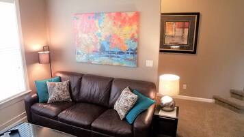 Älytelevisio, takka, DVD-soitin, kirjoja