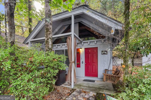 Bear Paw Cottage #5  Queen Log Bed: COZY!: Pet Friendly; 2 Adults/2 Children