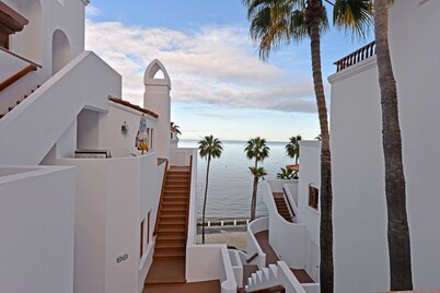 H890: Breathtaking ocean front villa, 2 Fireplaces, Cart, King Bed, VIEWS