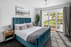 2 habitaciones, tabla de planchar con plancha y cuna de viaje