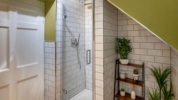 Ducha y bañera combinadas, secador de pelo, toallas y jabón