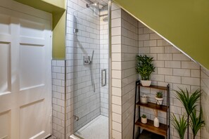 Combined shower/bathtub, hair dryer, towels, soap