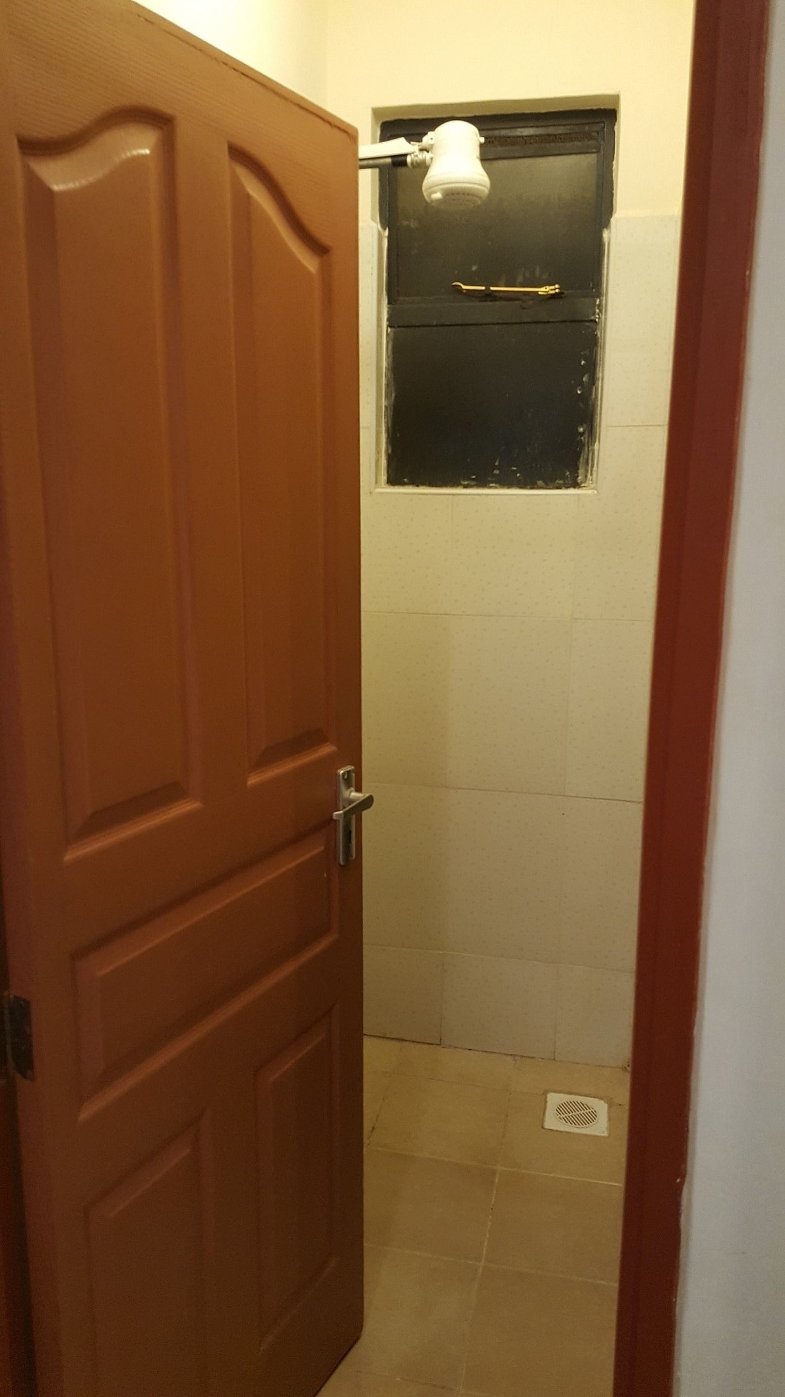 combined shower/bathtub, towels