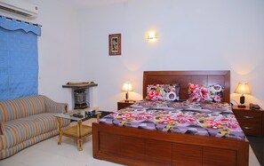 Deluxe Double Room, 1 Double Bed | 1 bedroom, in-room safe, free WiFi, bed sheets - Shawnze House (Islamabad)