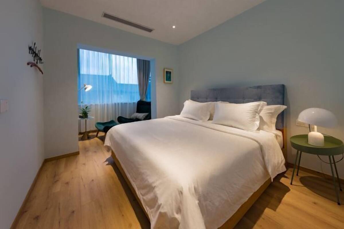 Individuell dekoriert, individuell eingerichtet, Schreibtisch