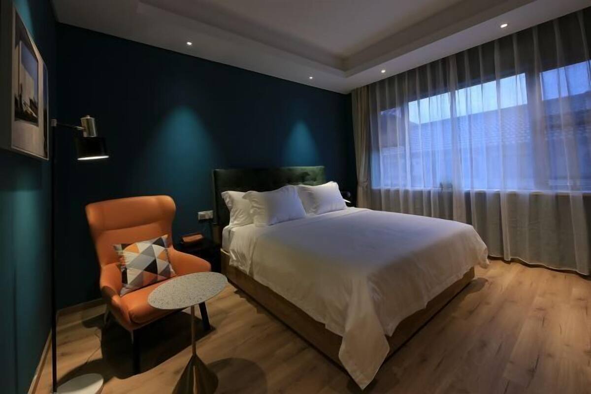 Individuell dekoriert, individuell eingerichtet, Schreibtisch