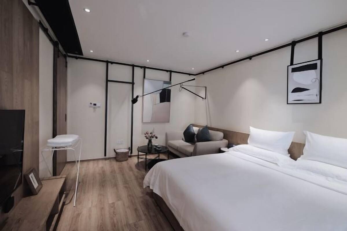 Individuell dekoriert, individuell eingerichtet, Schreibtisch