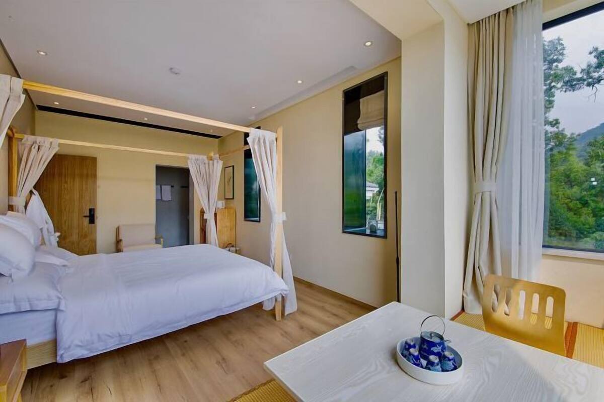 Individuell dekoriert, individuell eingerichtet, Schreibtisch