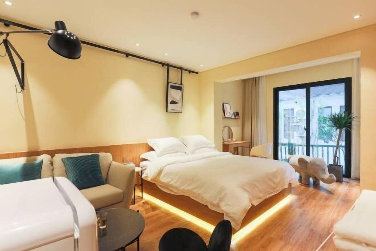 Individuell dekoriert, individuell eingerichtet, Schreibtisch