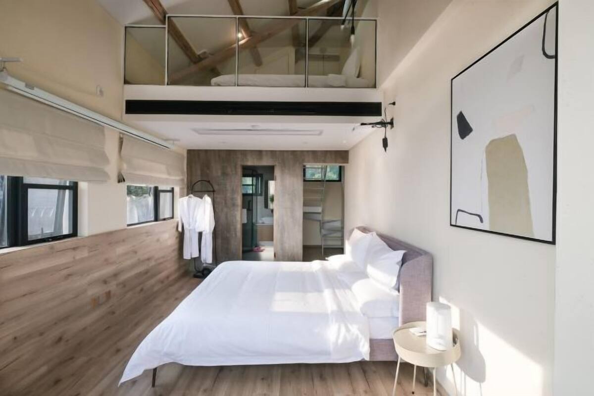 Individuell dekoriert, individuell eingerichtet, Schreibtisch