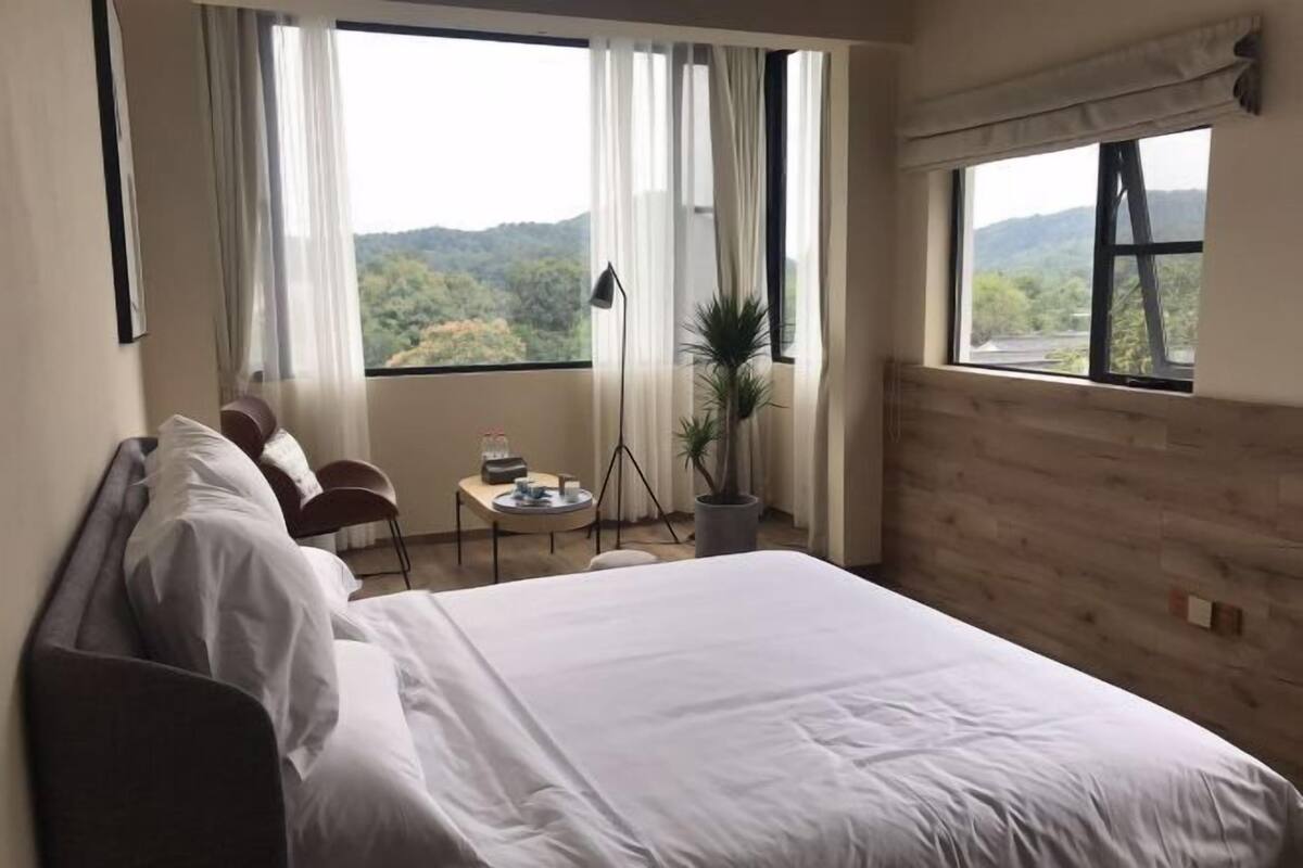 Individuell dekoriert, individuell eingerichtet, Schreibtisch