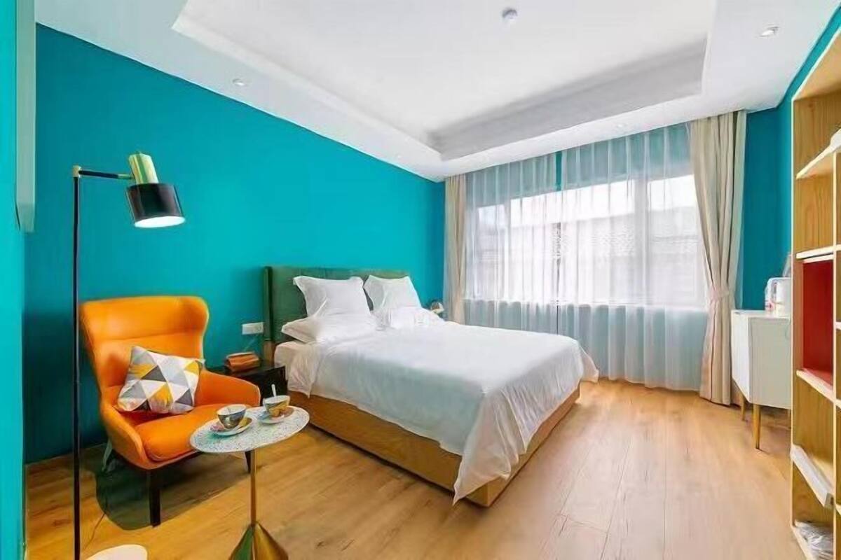 Individuell dekoriert, individuell eingerichtet, Schreibtisch