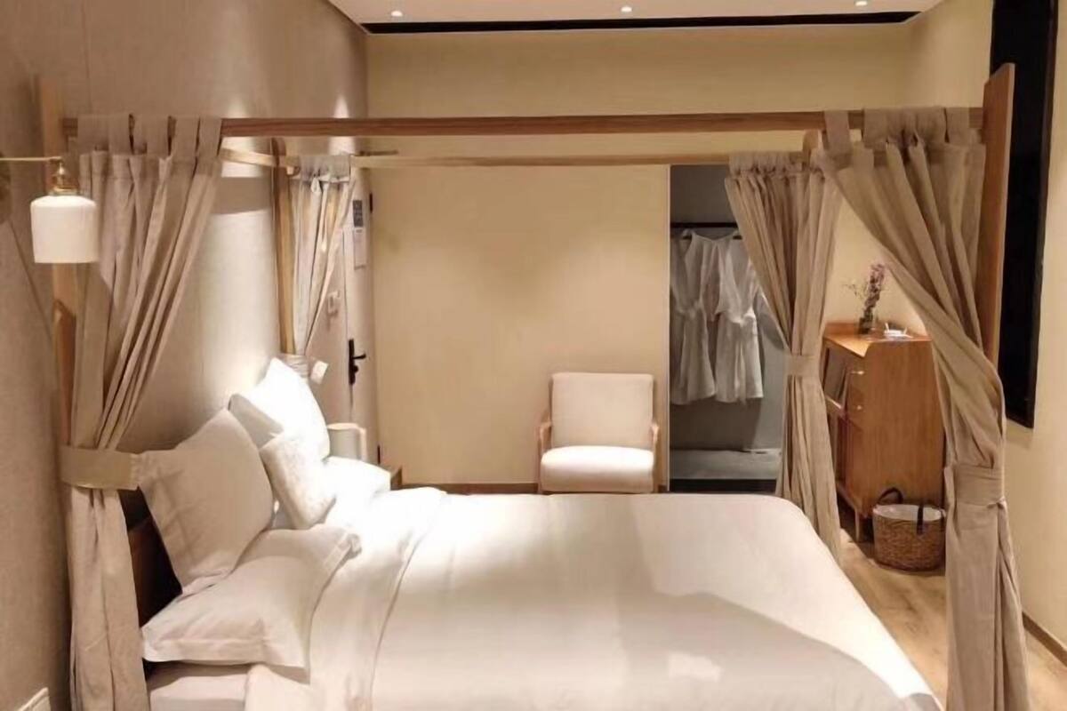 Individuell dekoriert, individuell eingerichtet, Schreibtisch