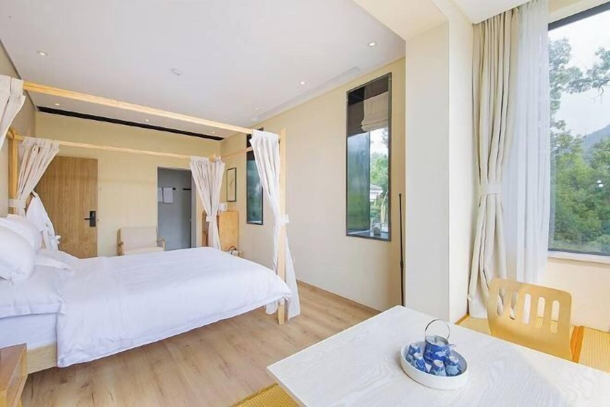 Individuell dekoriert, individuell eingerichtet, Schreibtisch