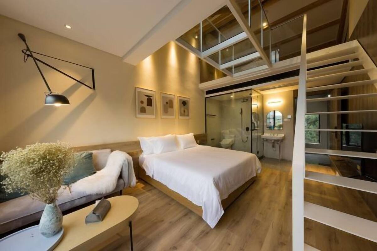 Individuell dekoriert, individuell eingerichtet, Schreibtisch