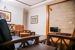 行政双人房, 1 张特大床 | 起居区 | 平板电视