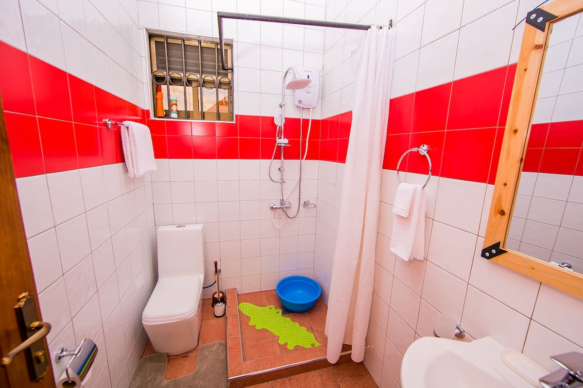 Combined shower/tub, rainfall showerhead, free toiletries