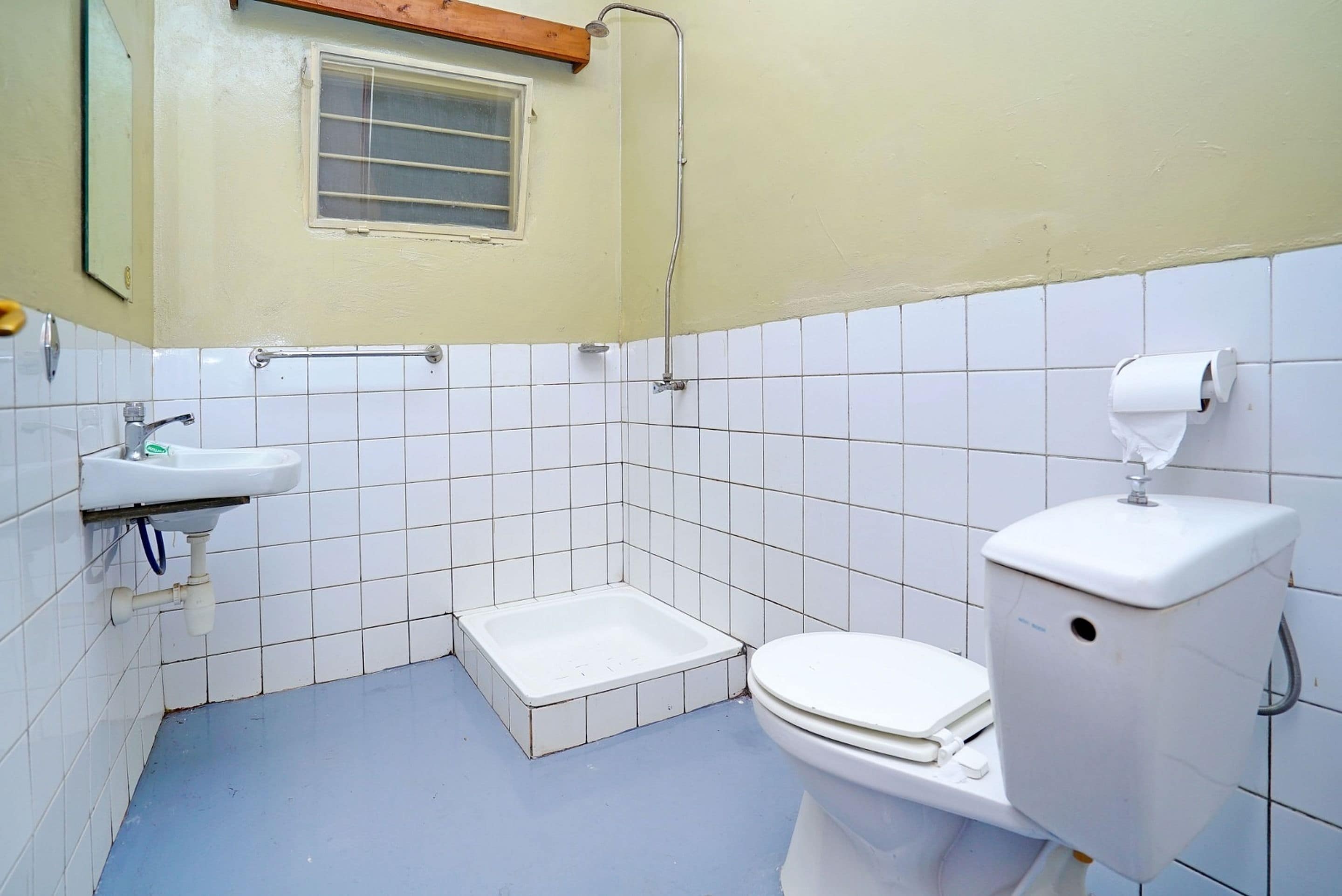 standard room, 1 double bed | bathroom | free toiletries, slippers, towels