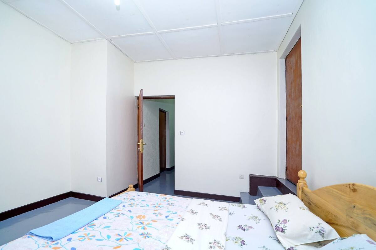 2 bedrooms, desk, free wifi, bed sheets
