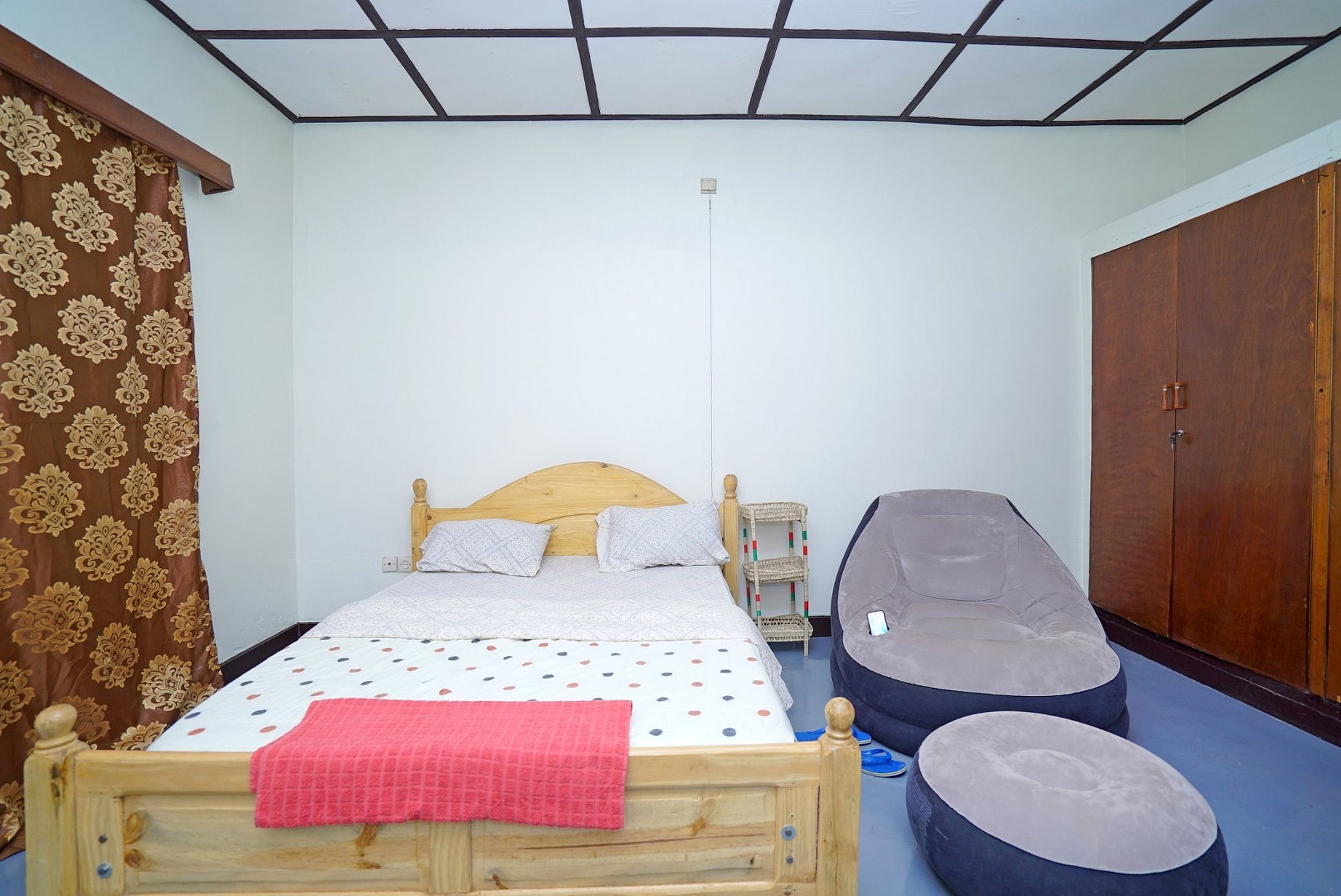 2 bedrooms, desk, free wifi, bed sheets