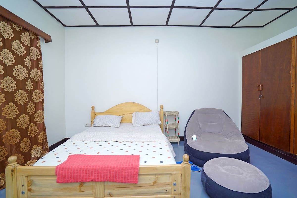 2 bedrooms, desk, free wifi, bed sheets