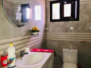 Combined shower/bathtub, slippers, towels